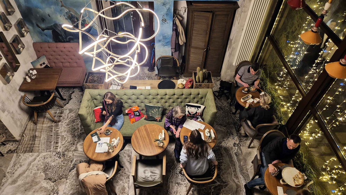 Заведение небольшое и очень уютное