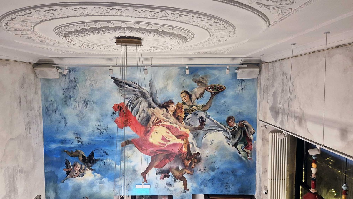 Интерьер заведений украшают фрески