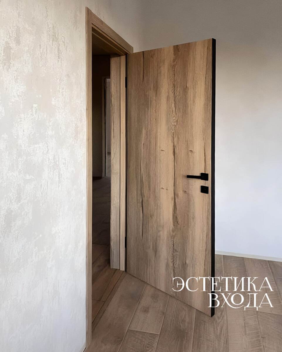 Дверь с черными металлическими торцами в пленке ПВХ