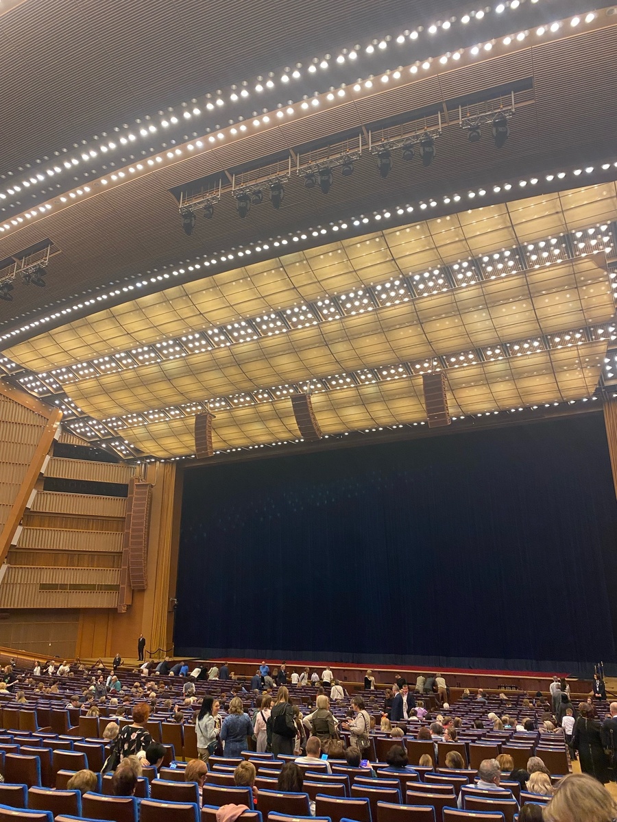 Перед началом балета. Вид с середины зала.