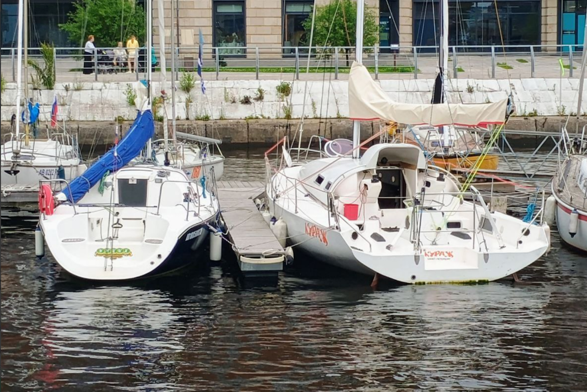 Две яхты одинаковой длины. Левая- классический водоизмещающий, узкий корпус. Правая- глиссирующий, широкий