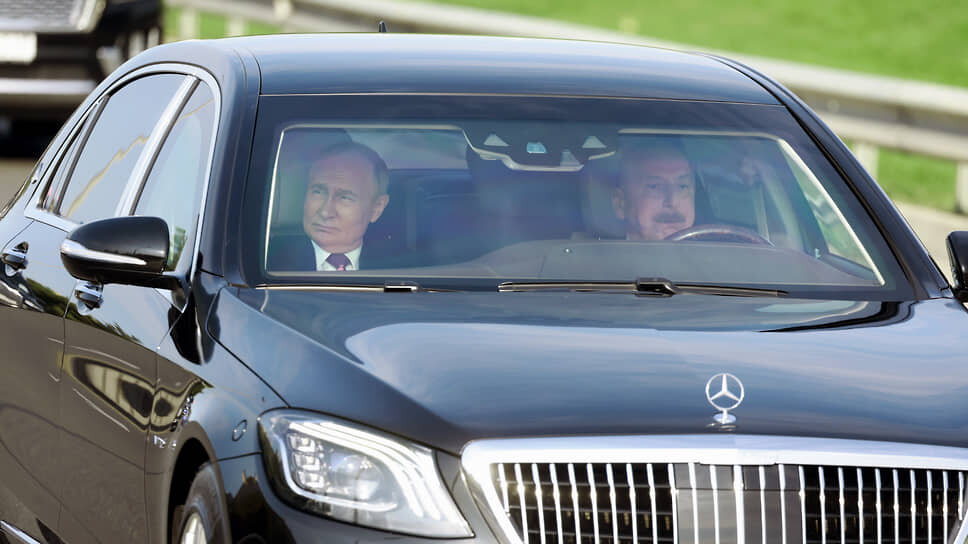 Меньше года назад, в августе 2024-го, во время визита Владимира Путина в Баку президенты России и Азербайджана вместе ездили по городу в черном «Мерседесе» Ильхама Алиева. Судя по всему, в тот момент они не предполагали, что совсем скоро российско-азербайджанские отношения собьются с заданного тогда курса.📷Фото: пресс-служба президента РФ