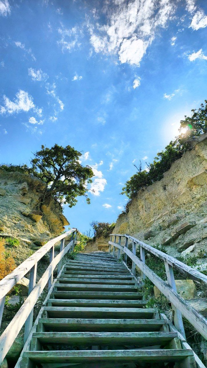 ступении ведущих вниз (а потом обратно вверх!). 