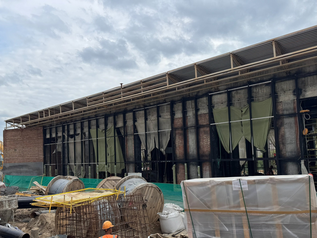 📷 1.1: Непересадочный вестибюль. Со стороны МЦК продолжается монтаж панелей. На месте будущей входной группы продолжается монтаж каркаса остекления.