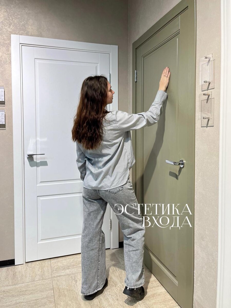 Дверь из массива сосны в эмали.