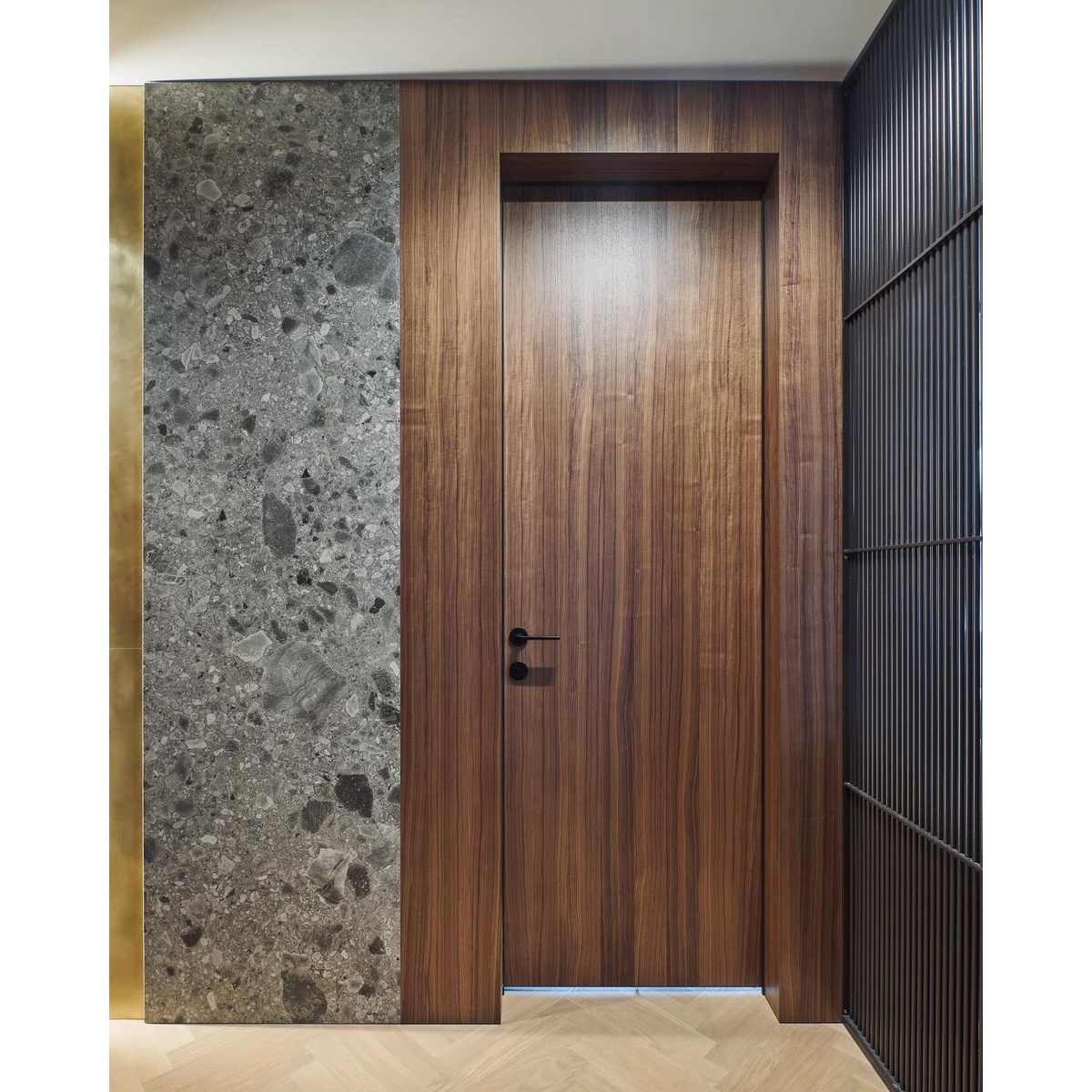 Дверь наполнена массивом сосны, покрыта шпоном.