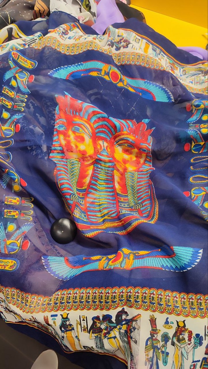 Обратите внимание на фото  платок даже не мятый, главный признак полиэстера