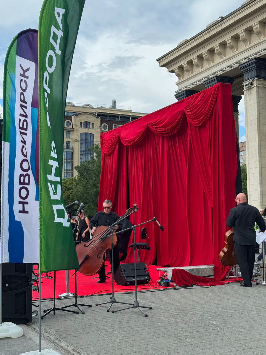 Музыканты у новосибирского оперного театра