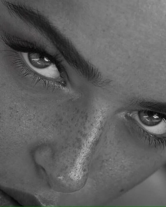 Наше лицо — это уникальный набор черт, и брови играют ключевую роль в создании общего впечатления. Они влияют на выражение эмоций, делают взгляд выразительным и даже могут визуально корректировать форму лица. Например, широкие и густые брови придают лицу молодость и свежесть, а тонкие и аккуратные — элегантность и утонченность.
