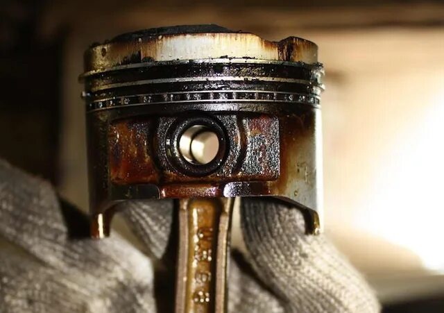 Фото заимствовано - https://tehnichka-express.ru/blog/kak-uznat-iznos-porshnevyh-kolec