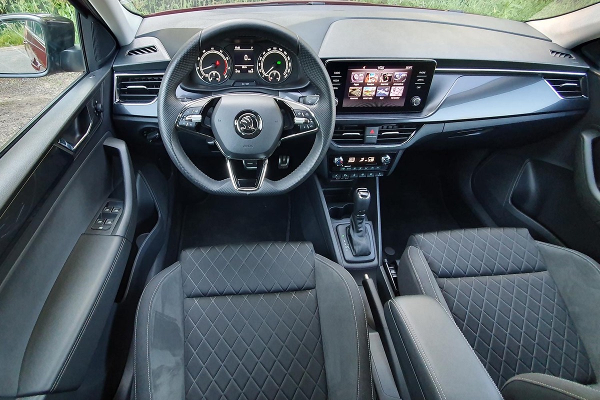 Фото заимствовано - https://carexpert.ru/models/skoda/Rapid/interior/