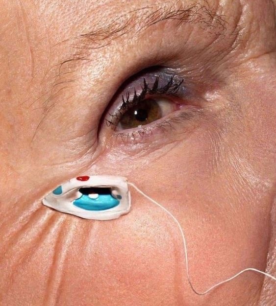 Забота о коже — основа молодости
Кожа — это зеркало нашего возраста. Чтобы она оставалась упругой и сияющей:

- Регулярное очищение и увлажнение. Используйте мягкие средства, подходящие вашему типу кожи. Увлажнение помогает предотвратить появление морщин и сухости.
- Антивозрастные средства. Сыворотки с витамином C, ретинолом и гиалуроновой кислотой стимулируют обновление клеток и улучшают тонус кожи.
- Солнцезащита. Ультрафиолет — главный враг молодости. Используйте солнцезащитные кремы даже в пасмурную погоду.
