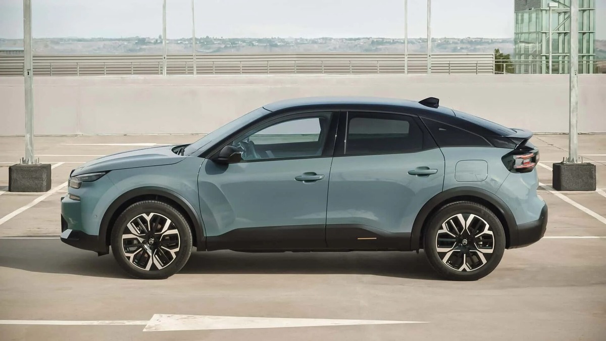 Фото заимствовано - https://5koleso.ru/articles/novosti/citroen-predstavil-obnovlennoe-semejstvo-c4/