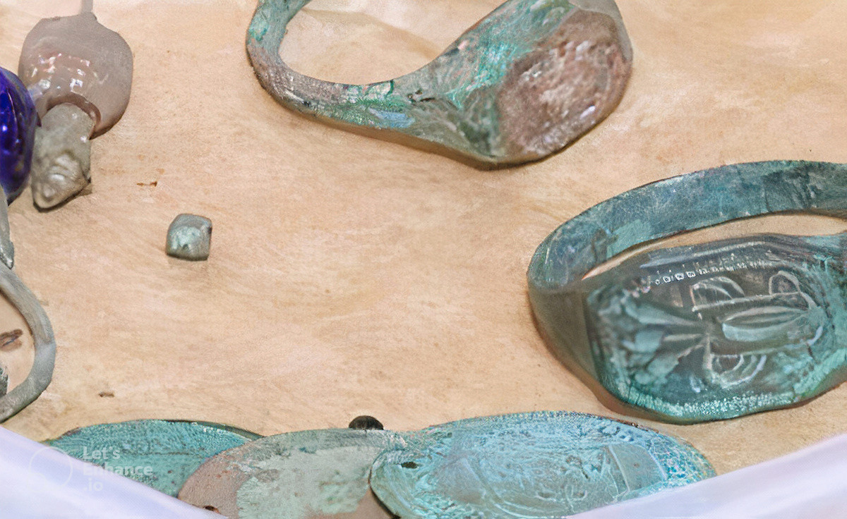 Часть артефактов, обнаруженных в селькупских могилах, включая французские жетоны.