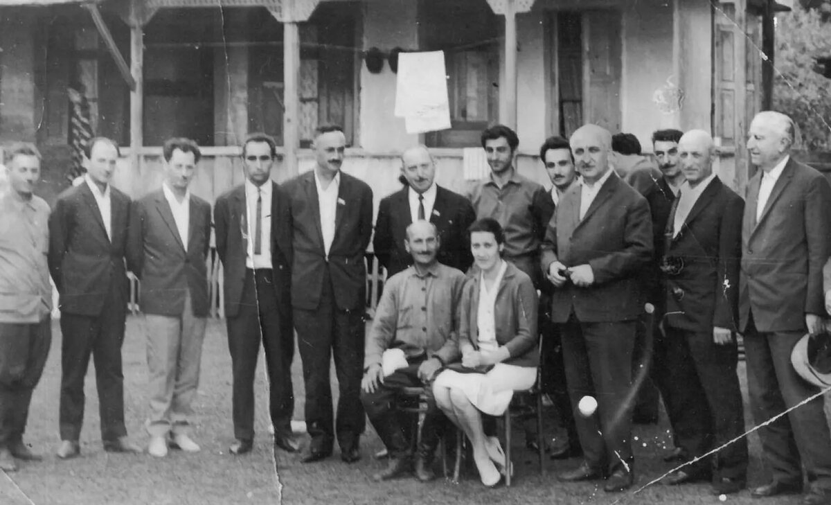 Марина Эшба и представители абхазской интеллигенции в родовом доме Джумы Ахуба в селе Атара Абхазская, шестидесятые годы
© Foto / из архива Джумы Ахуба