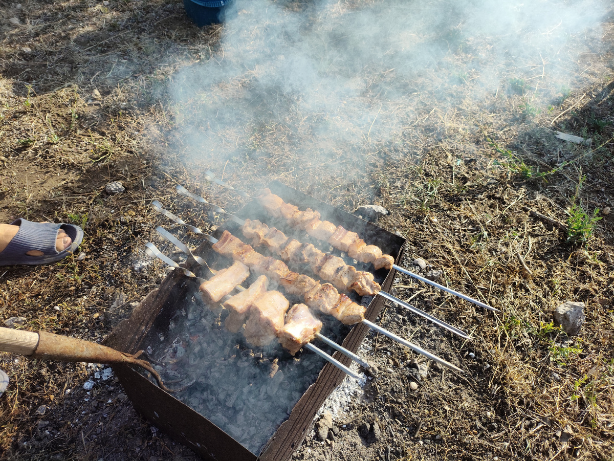 Трое едоков мяса, отдельно ребрышки