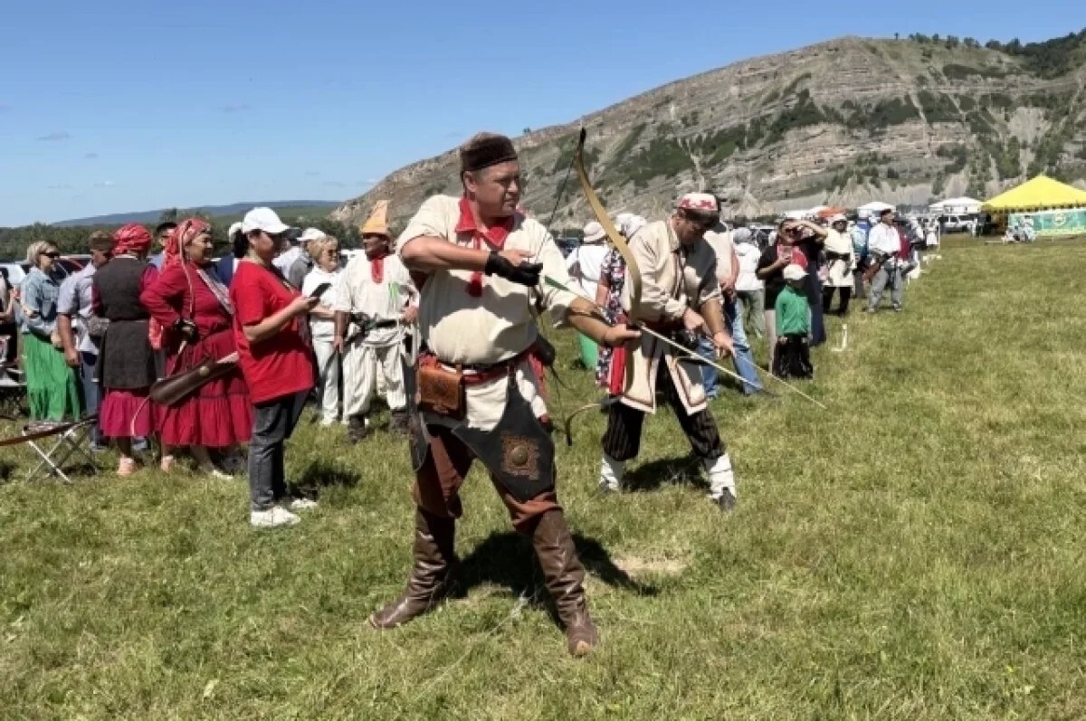    В Башкирии прошли фестивали лучников, бардовской песни и банный день