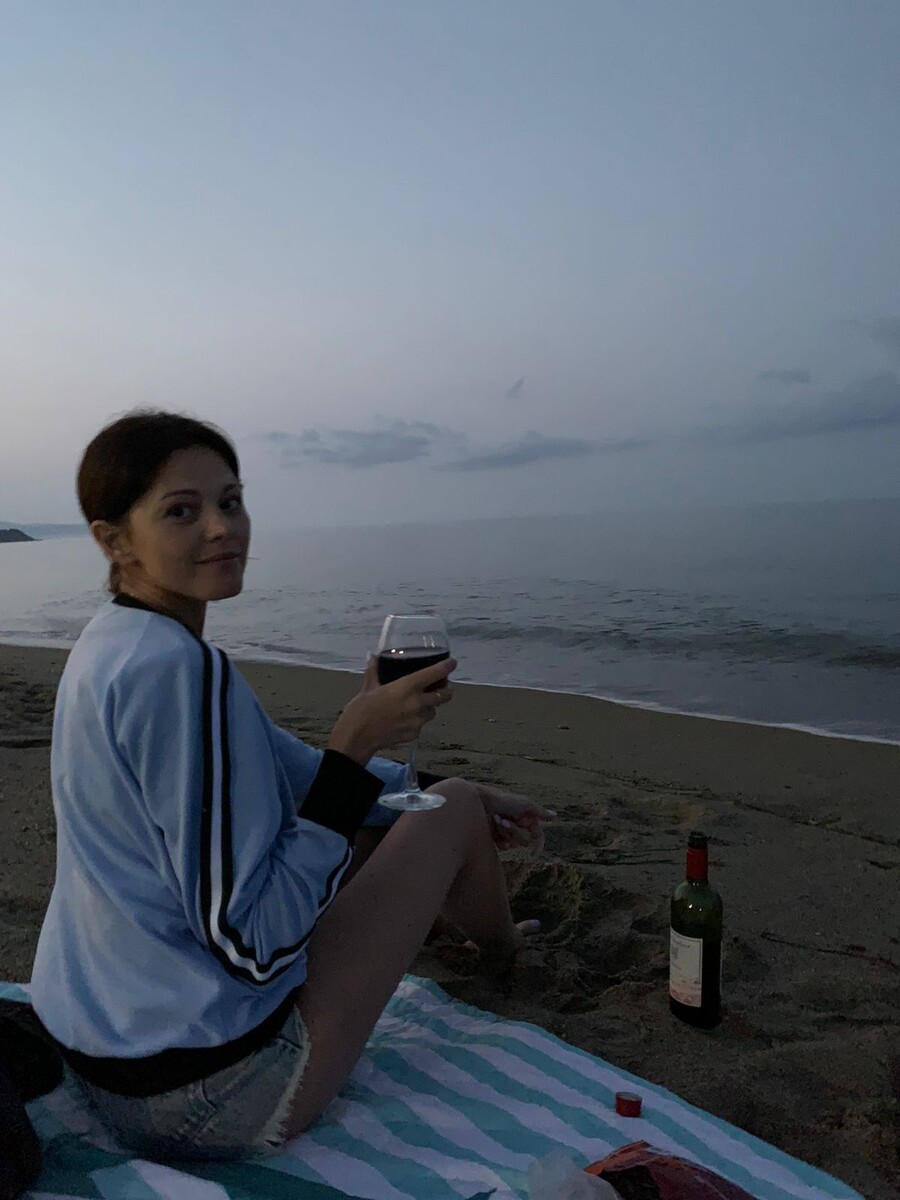 А пока мы разливаем вино на берегу океана