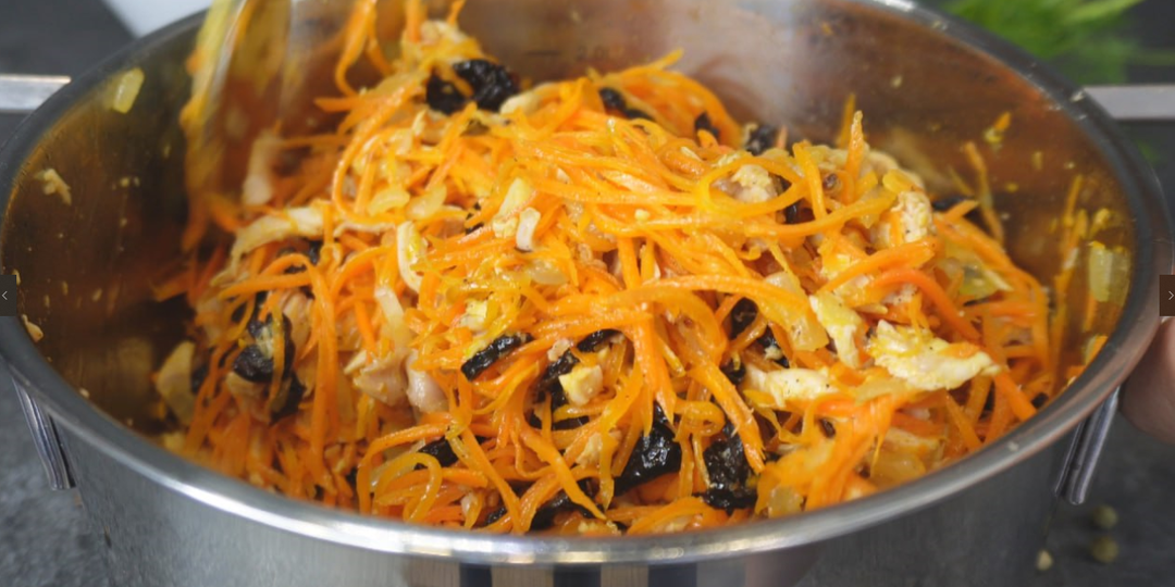 Делаю сразу кастрюлями и ставлю в холодильник... Уж больно мы любим этот салат из моркови!