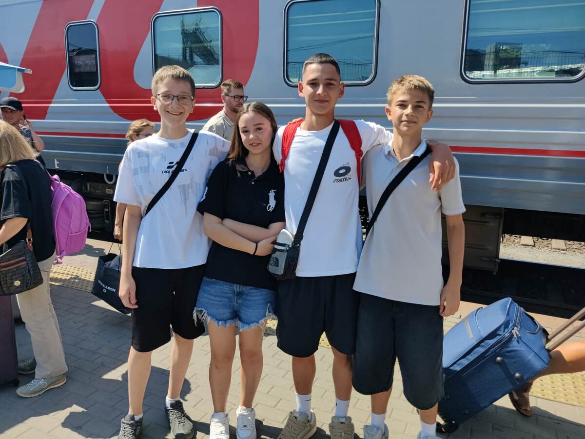 Только что с поезда. Макс с друзьями на ЖД вокзале Ростов-Главный г. Ростов-на-Дону 