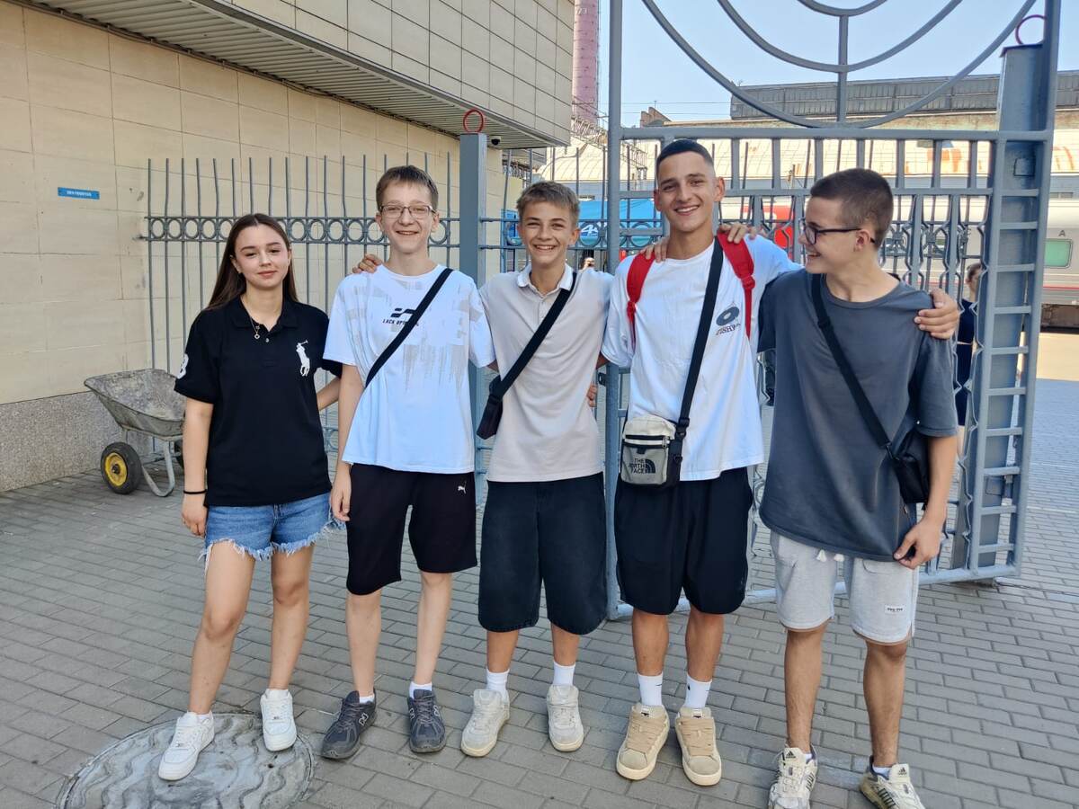 Света, Артем, Даня, Максим, Елисей теплая встреча на вокзале. И да, на удице тоже тепло 😂+38