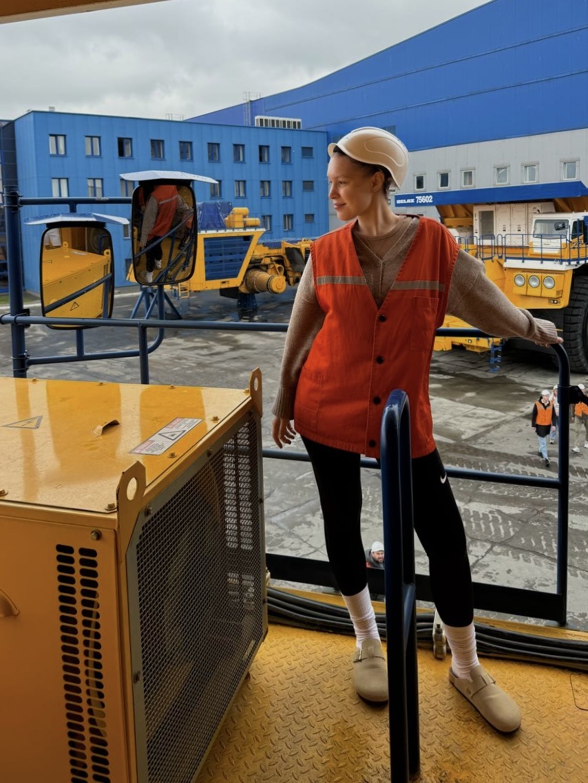 Вид с водительской кабины самосвала