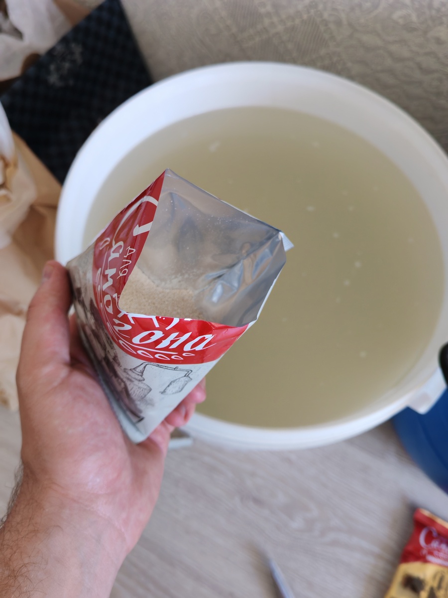 Внесение дрожжей.