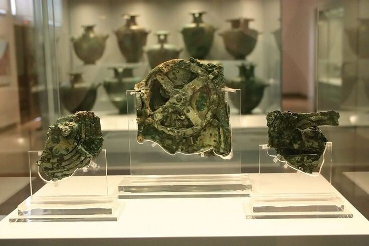 Антикитерский механизм в Национальном археологическом музее в Афинах.