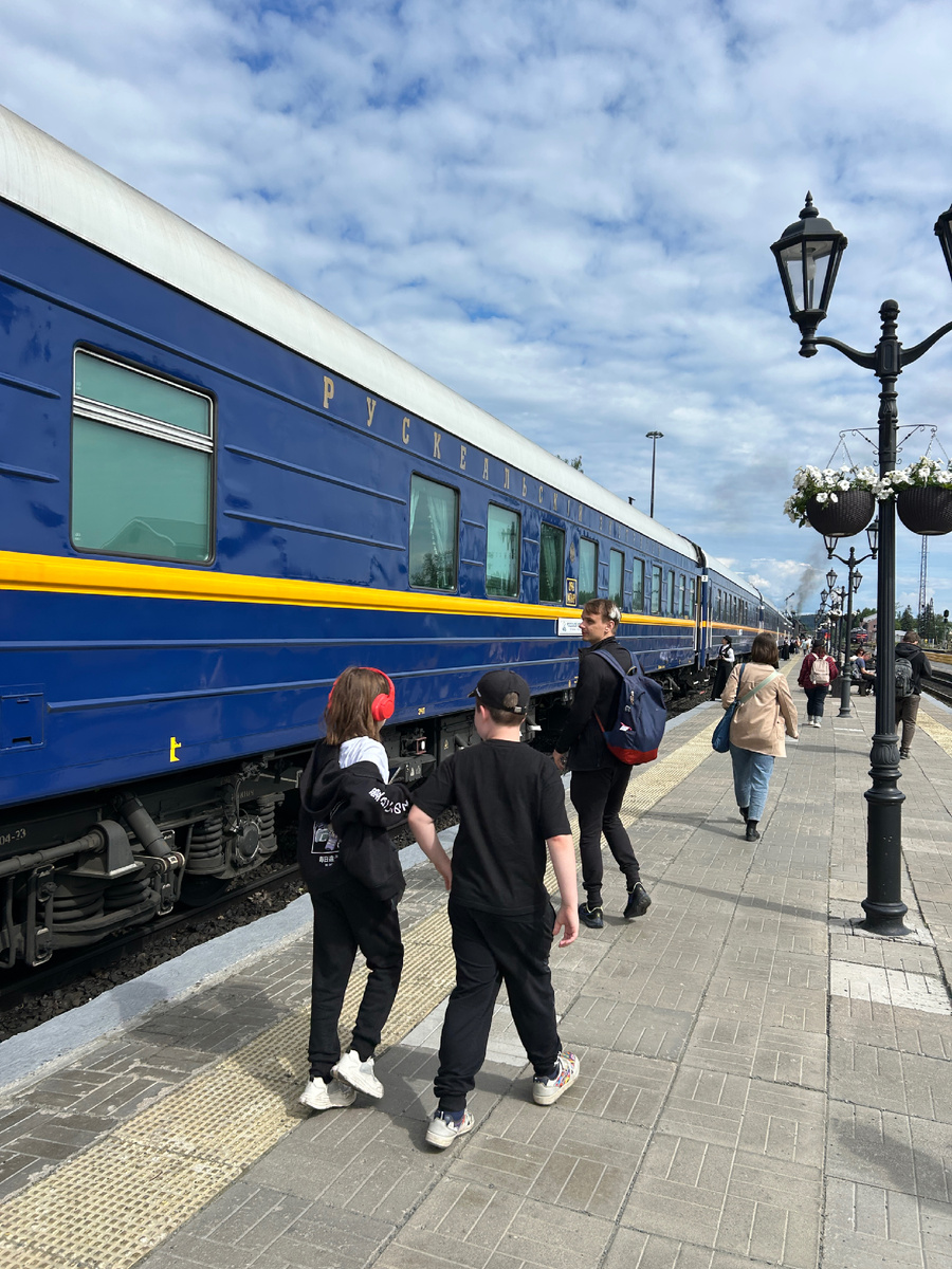 Мы немного переживали, что можем опоздать на посадку, поэтому фото вагонов снаружи у меня только такое) 