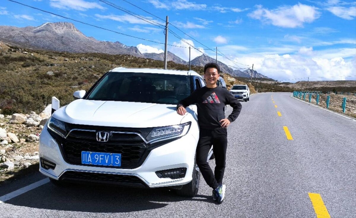 Фото 1. Вид на переднюю часть автомобиля Honda URV.