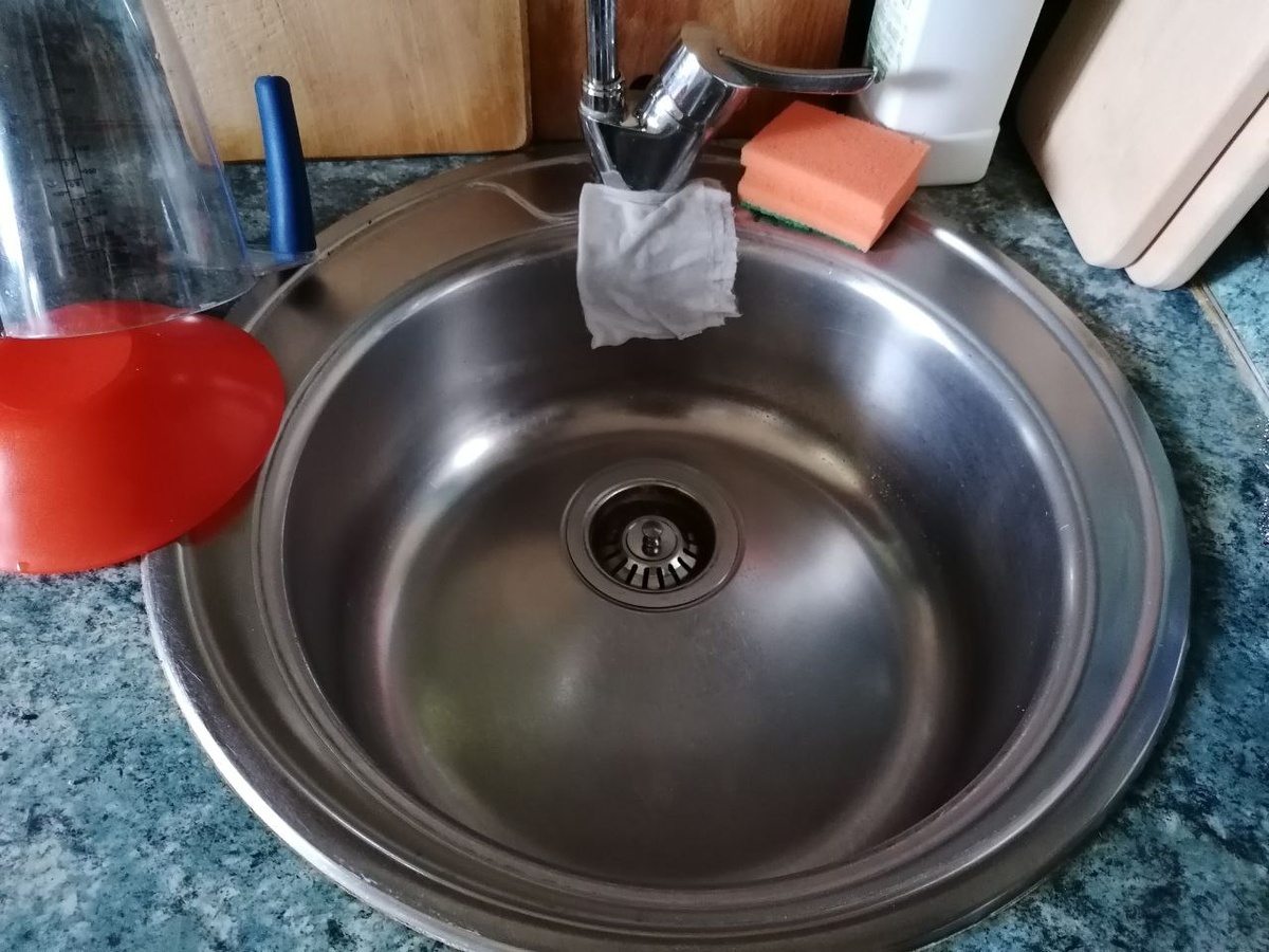 Белая тряпочка лежит на раковине не просто так: там были самые сильные следы известкового налёта. Но я их победила!