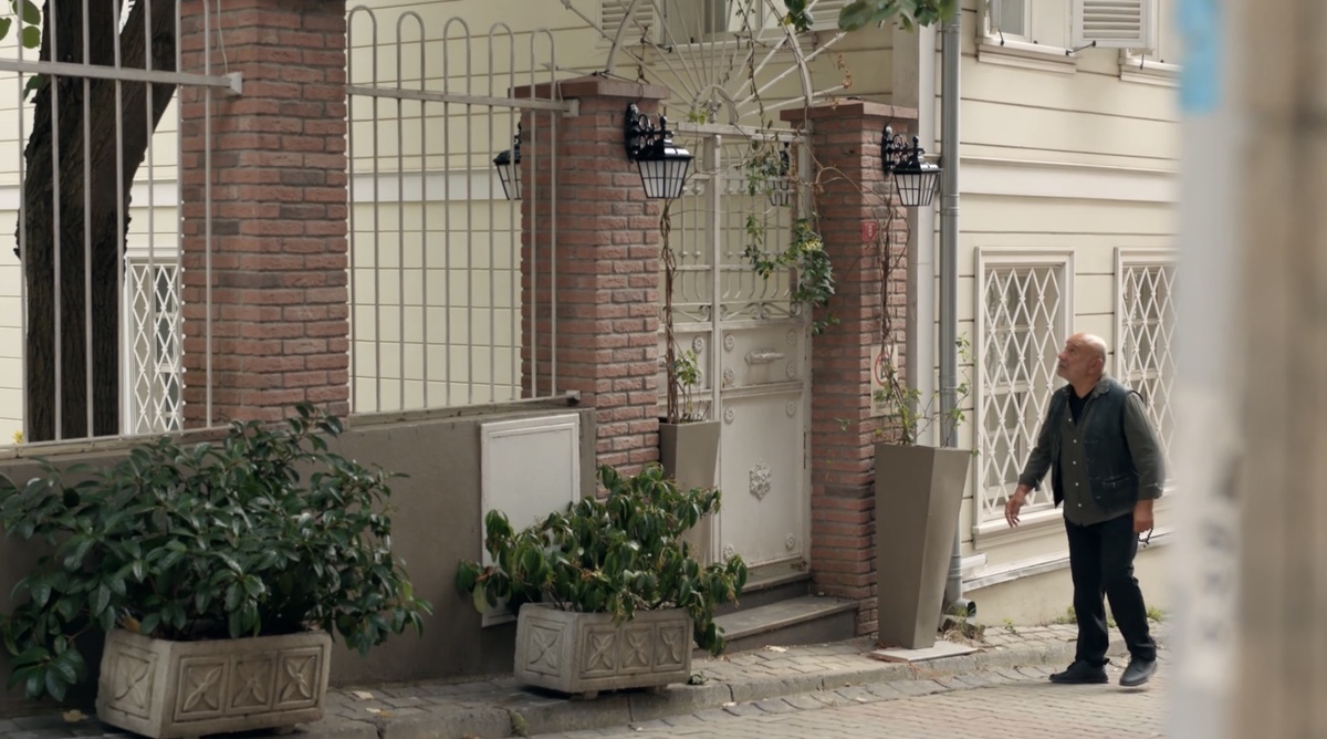 Дом семьи Йылдыз. Кадр из сериала «Лейла». Неджо пришел сообщить о том, что Лейла жива. 2 серия