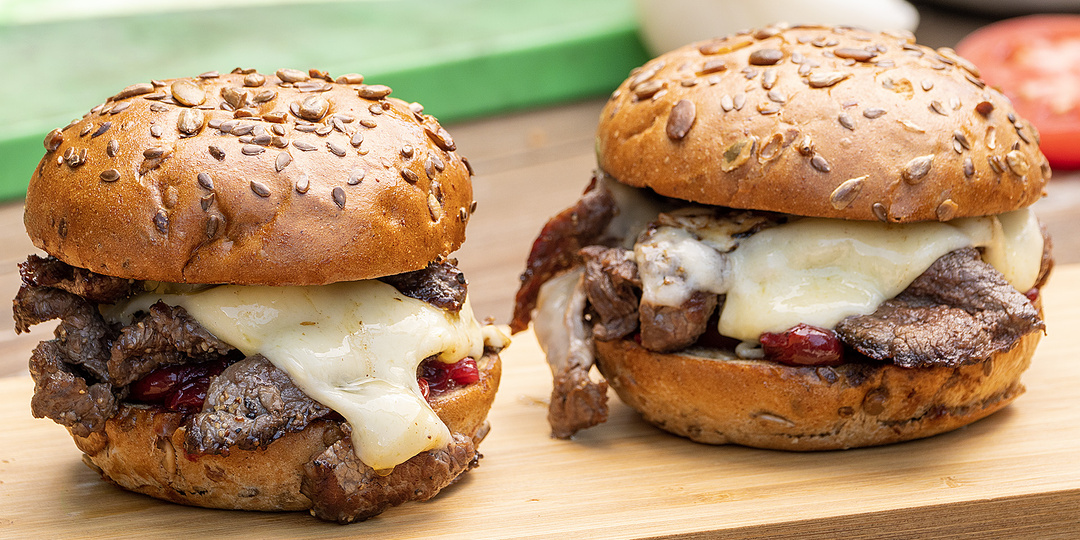 Сочный домашний бургер со стейком и вишневым соусом