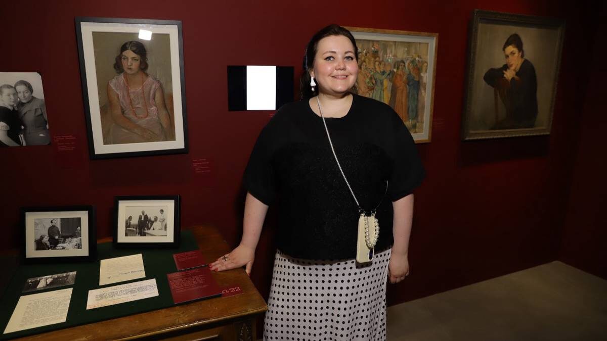    Куратор выставки «Красная Москва. Женщина в большом городе» в Центре «Зотов» Дарья Донина проводит первые экскурсии по экспозиции, посвященной жизни советских женщин 1920–1930-х годов / Фото: Анатолий Цымбалюк / Вечерняя Москва