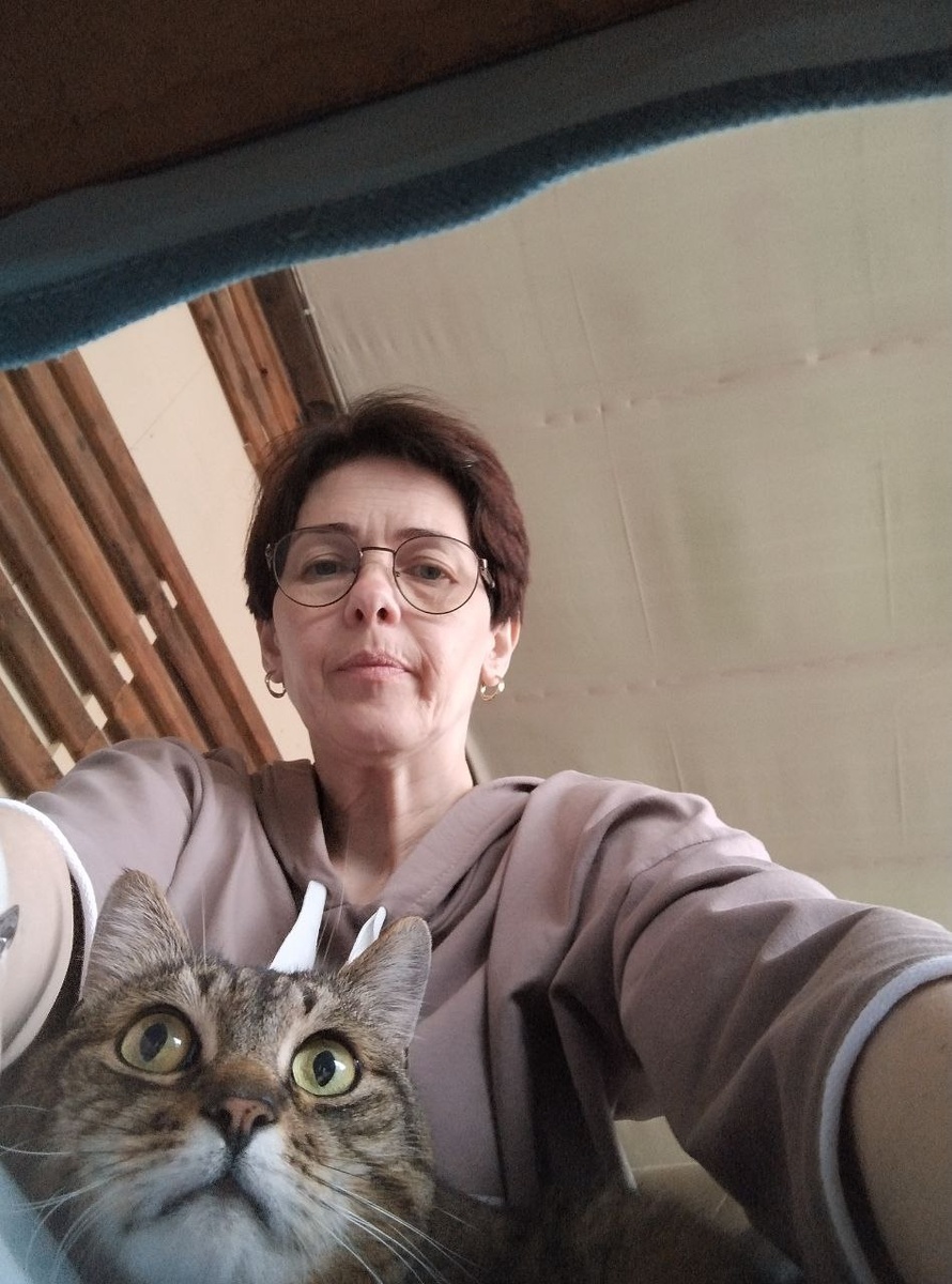 Когда стало понятно, что уезжать мы будет все вместе, стали делать селфи на память из кафе