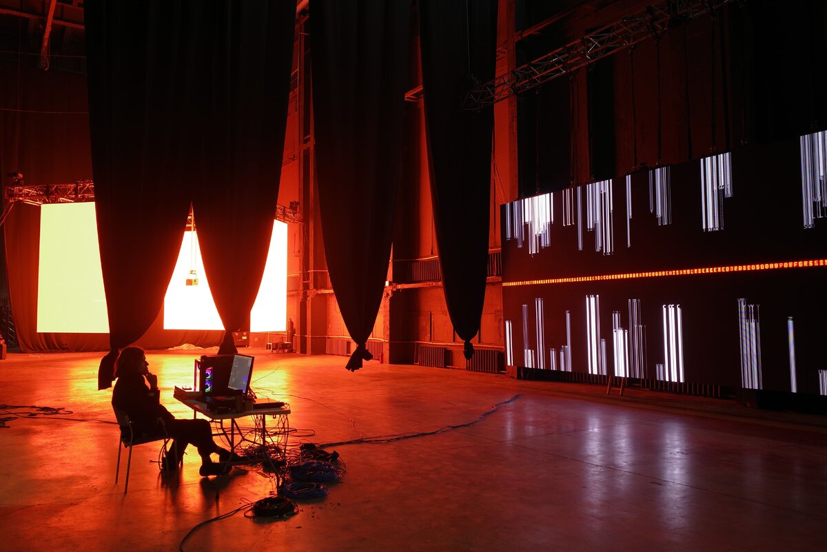 Коджо перед своим несемантическим произведением 