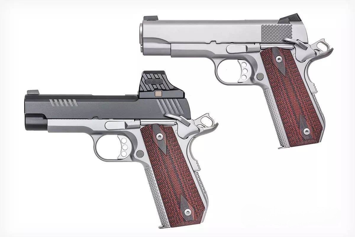 Одно оружие в двух вариантах: затвор под патрон .45 ACP с матовой нержавеющей отделкой, открытыми прицелами и текстурой «змеиная кожа». Затвор EVO под 9 мм с контрастной матово-синей отделкой, зазубринами и прицелом Holosun SCS 320 с зеленой точкой 2 MOA и сеткой 32 MOA.