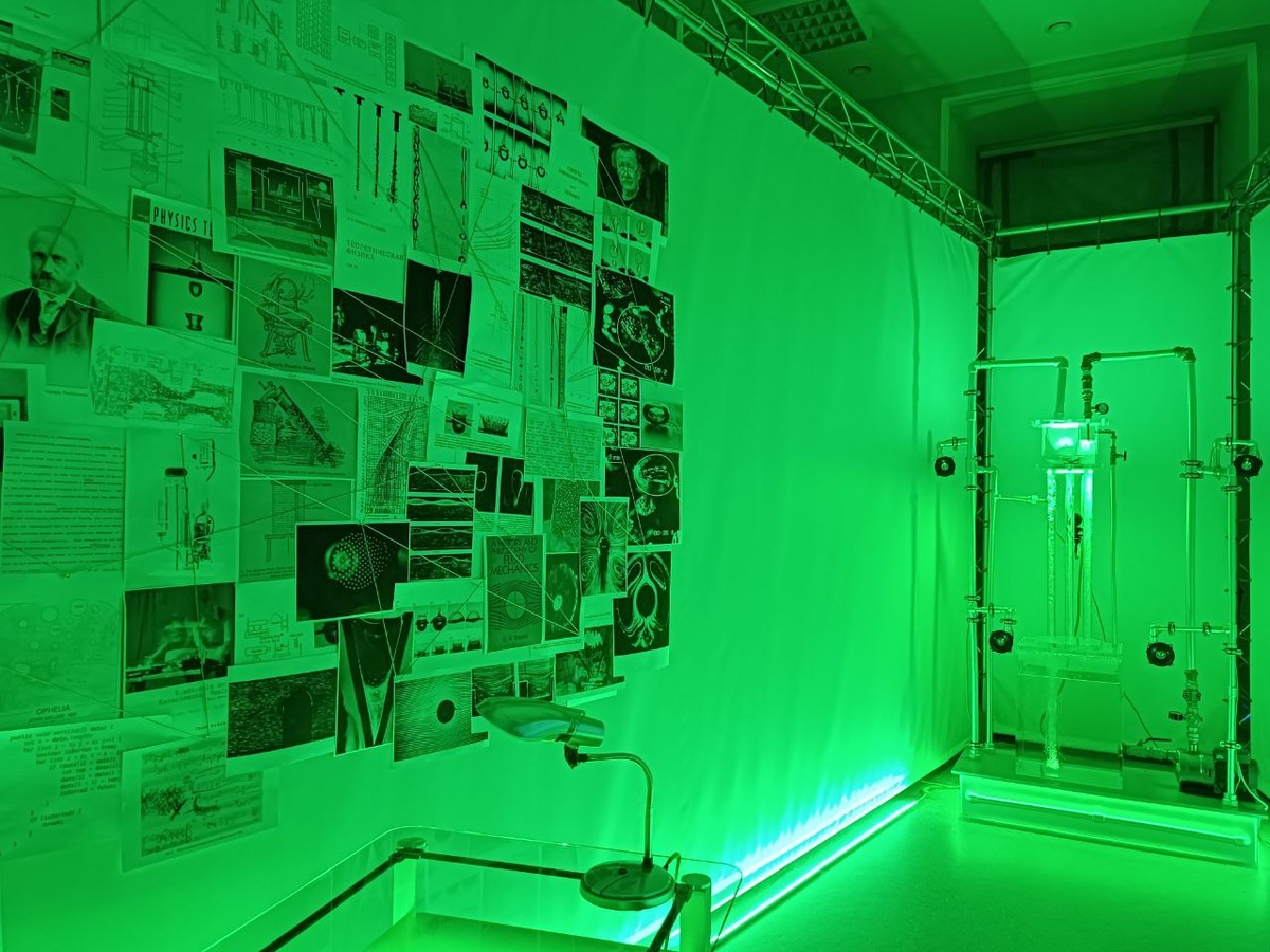 Башня из слоновой кости - красивая имитация лаборатории с биореакором для культивирования микроорганизмов. Ученые творят мир, в котором потом придется жить