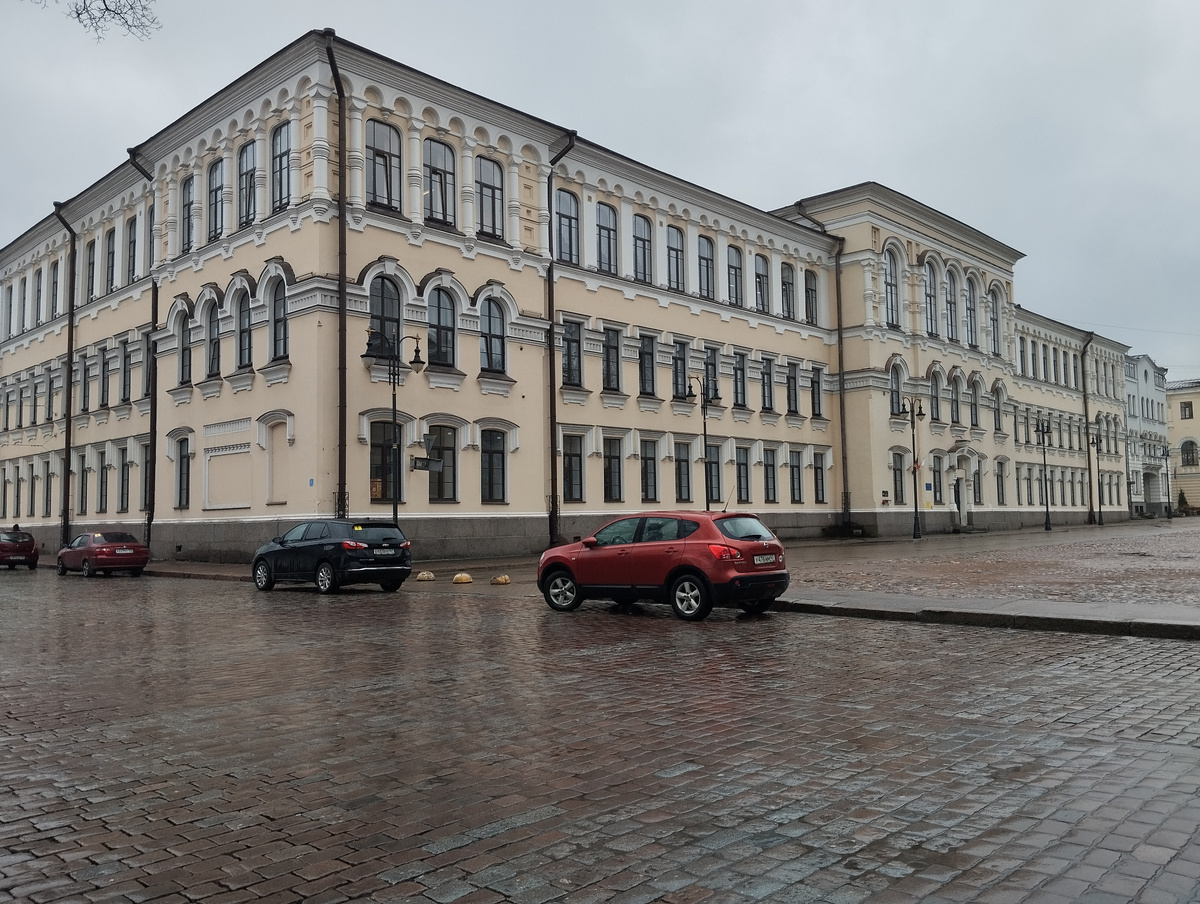 Пустынно и торжественно...!