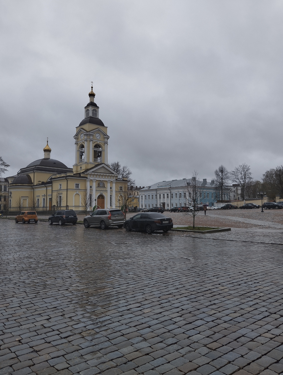 Холодно... Ветер пронизывает насквозь, а дождь словно уже неотъемлемая часть пейзажа...