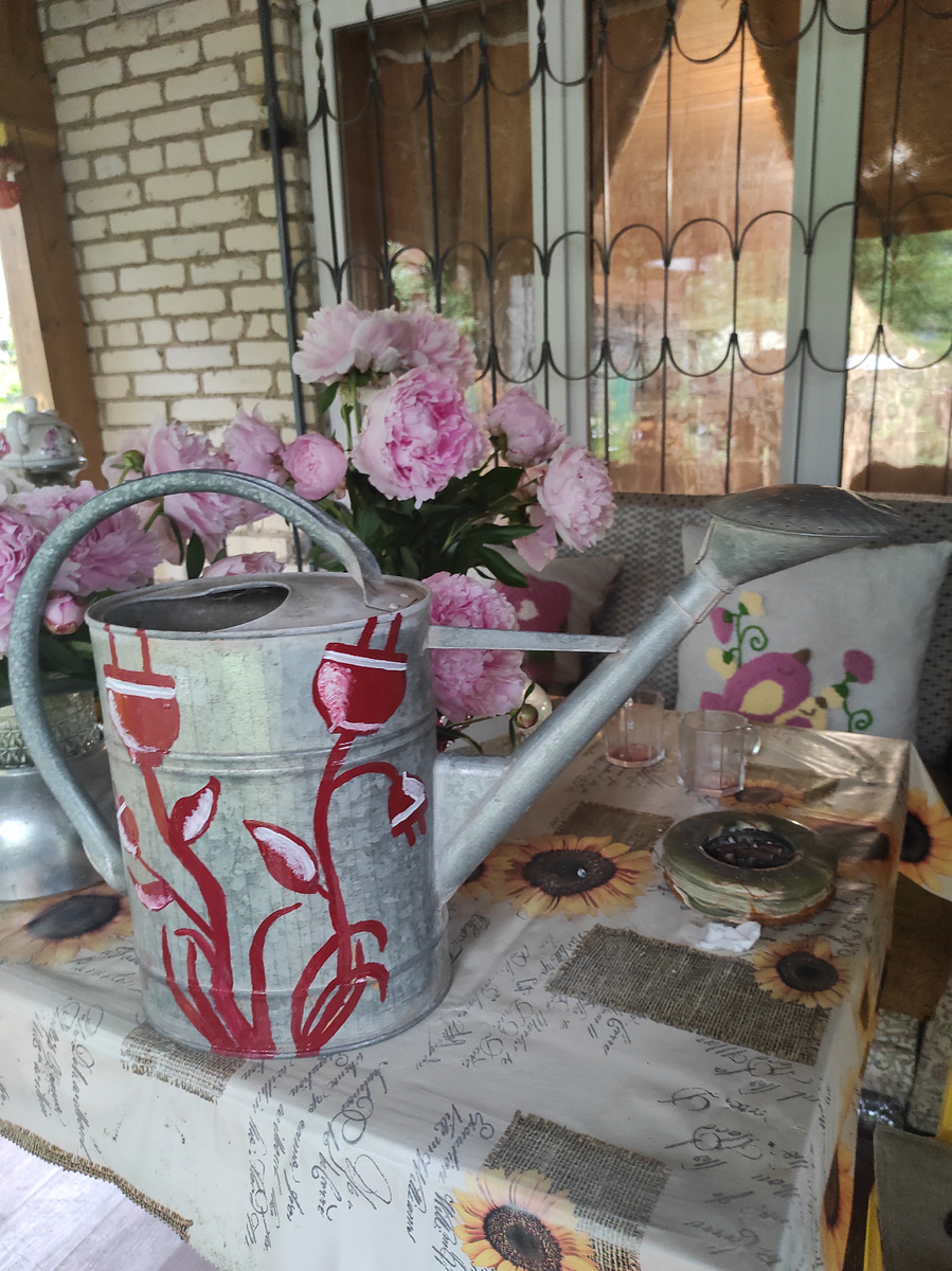 Первая сторона оцинкованной лейки из прошлого века. Вилка простая тоже хочет быть цветком. 