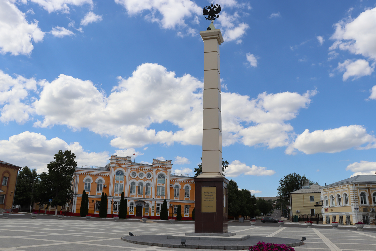 Стелла и здание Земской управы