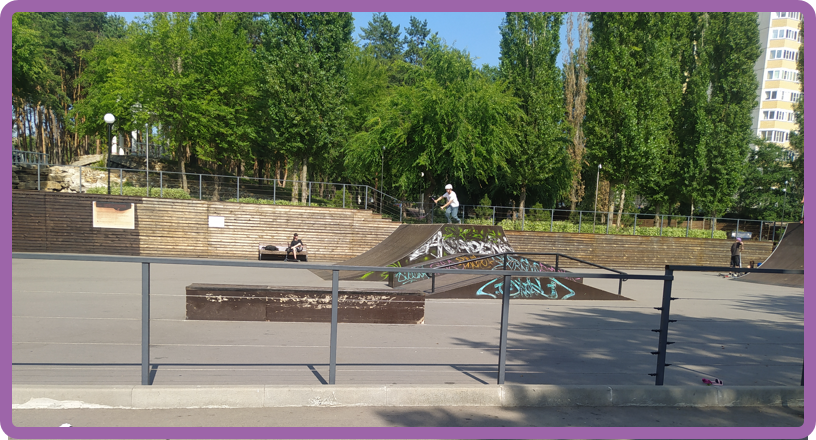 Фото сделано в рабочий день, когда мало народу.