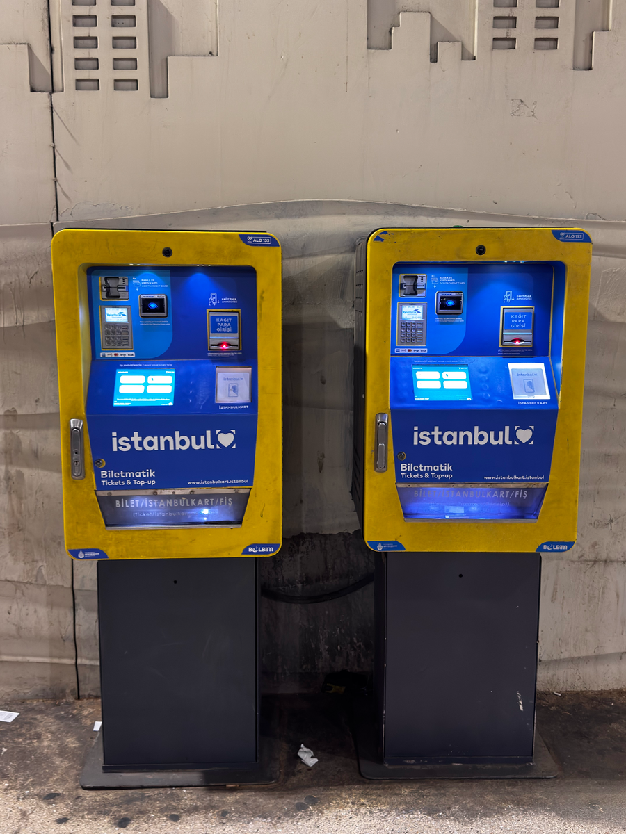 Еще пара на автобусной остановке 