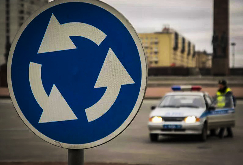 Верховный суд постановил: какой поворотник нужно включать при въезде на кольцо — правый или левый?