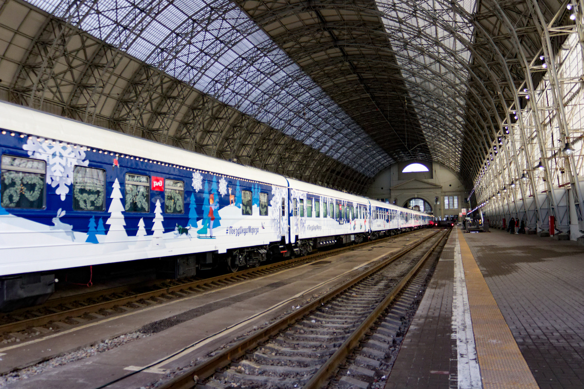 Вагоны Поезда Деда Мороза, поданные на вокзал. 