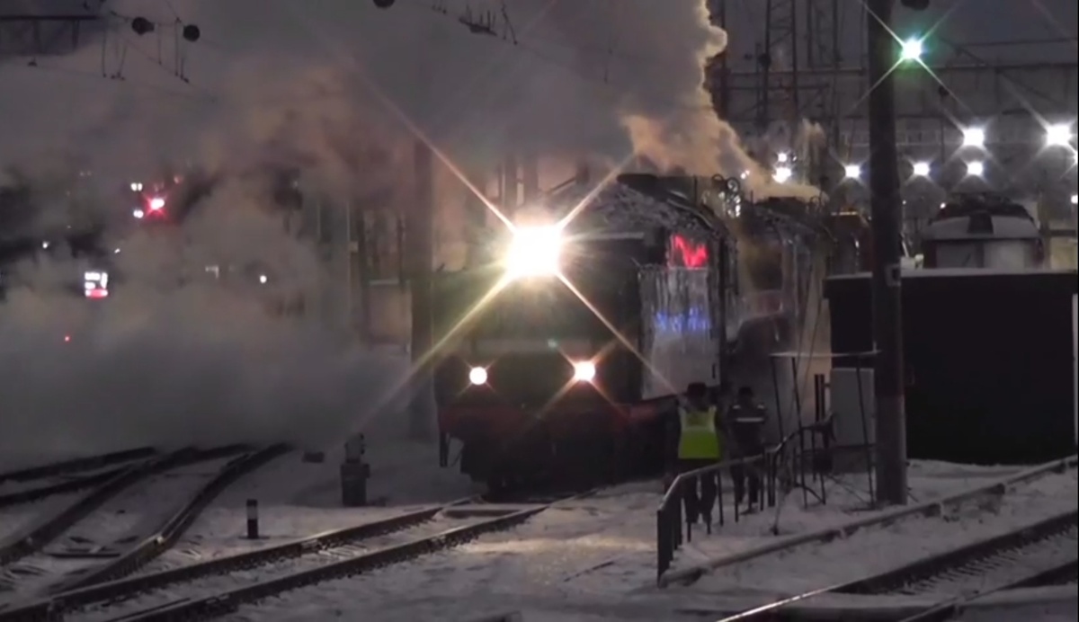 Паровозы П36-0110/0120 в сплотке выезжают из депо