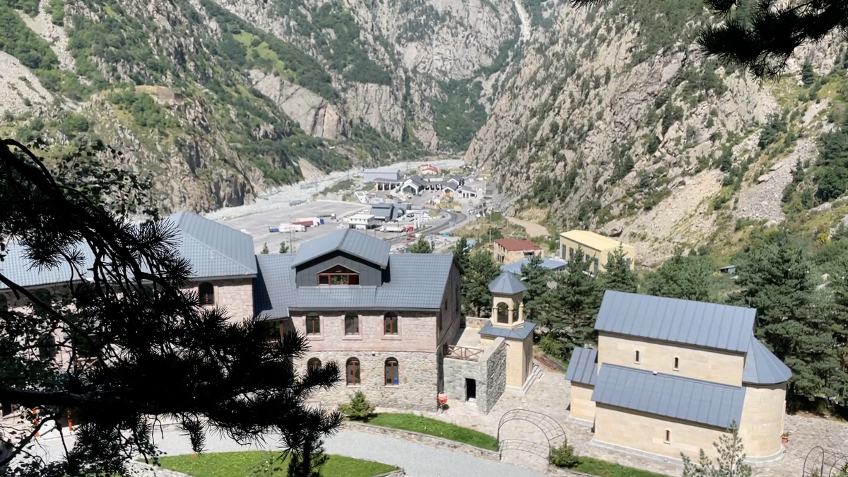 На переднем плане монастырь, на дальнем — погранпереход. Так близко всё