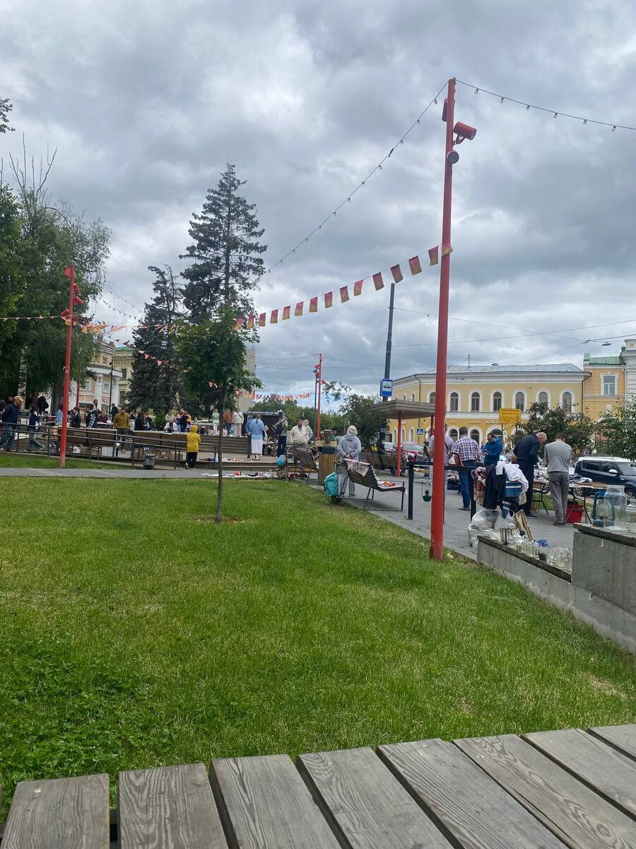 Блошиный рынок располагается в сквере им. Свердлова, на пересечении улицы Большой Покровской и Октябрьской