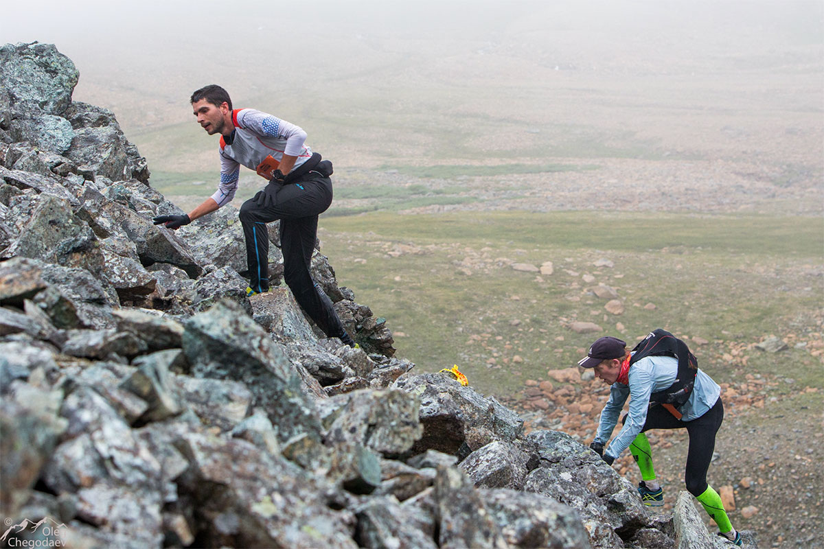 Зашагивание в крутой подъём по куруму © Олег Чегодаев